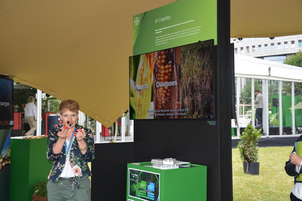 Via infoborden – zoals hier over de technologie CropKey – werden deelnemers aan het event geïnformeerd over Bayers inspanningen rond duurzame gewasbescherming..