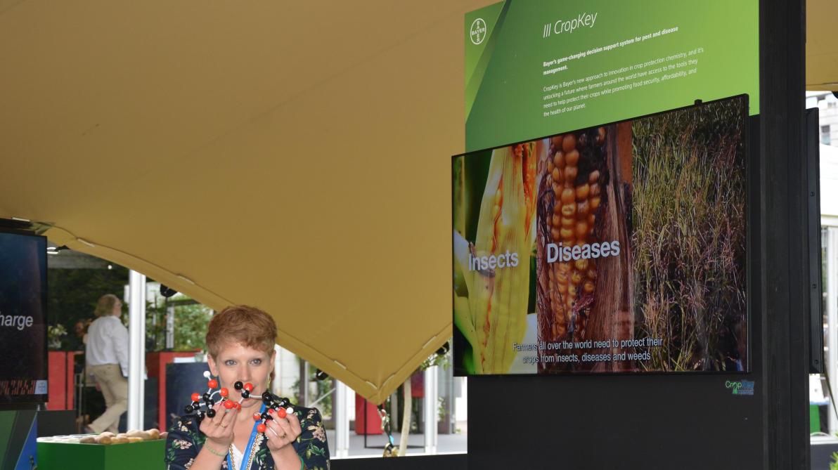Via infoborden – zoals hier over de technologie CropKey – werden deelnemers aan het event geïnformeerd over Bayers inspanningen rond duurzame gewasbescherming..