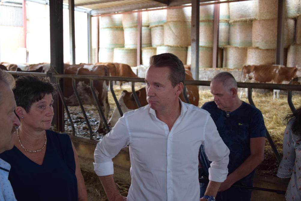 Tijdens het bezoek van Brouns aan de zorgboerderij van Erwin Lowet (links) en Annick Strauven (tweede van links) kwamen hun bezorgdheden over de impact van het stikstofdecreet ter sprake.