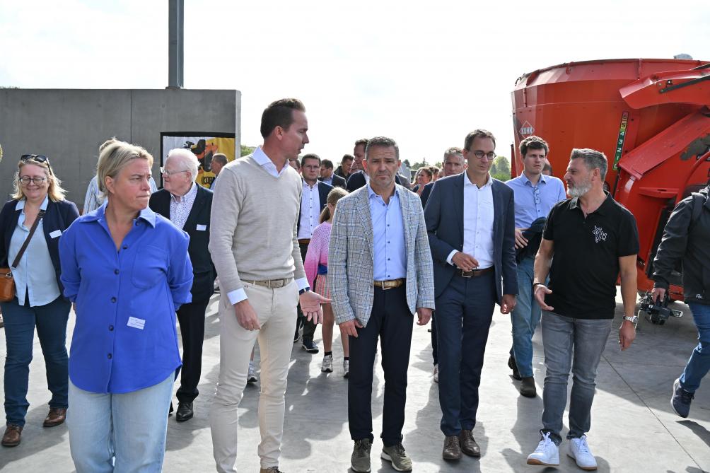 Jos Van Snick (rechts) leidt Oost-Vlaams gedeputeerde Joke Schauvliege, minister Jo Brouns, Vlaams parlementslid Stijn De Roo en Boerenbondvoorzitter Lode Ceyssens rond op zijn bedrijf.