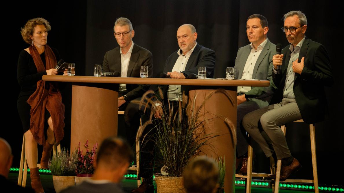 In het eerste panelgesprek gingen Joris Relaes (administrateur-generaal ILVO), Filip Van Aken (algemeen directeur REO), Pieter Verhelst (Hoofdbestuurslid Boerenbond); en Gunther Uyttenhove (directeur Fine Food en Farming Colruyt Group) in op 3 thema’s.