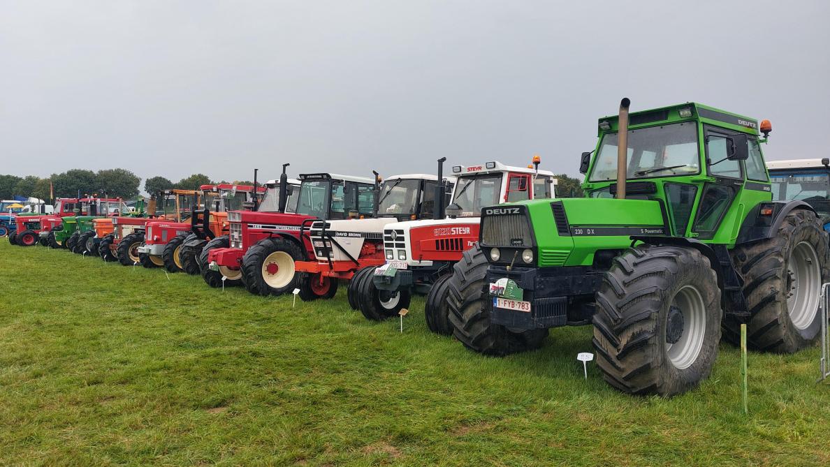 De oldtimertractoren waren opnieuw massaal aanwezig. De zescilindertractoren kregen extra aandacht.