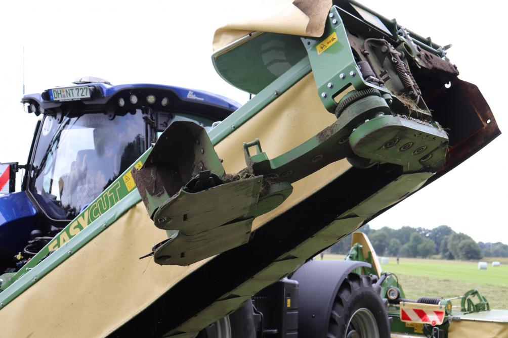 Voor wegtransport klappen de 2 laatste schijven van de vlindermaaier naar binnen.