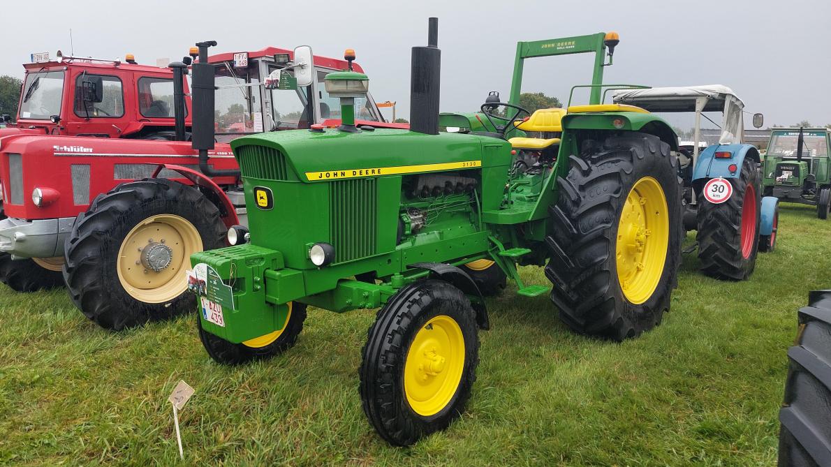John Deere 3130.