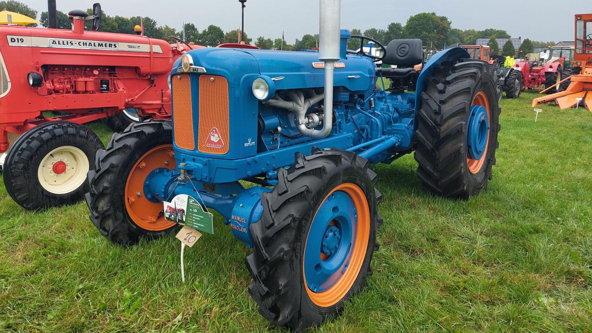 Fordson door de firma Roadless, omgebouwd naar 4x4-aandrijving.