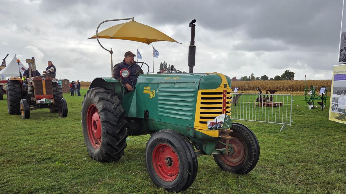 Oliver 88 Standard met parasol.