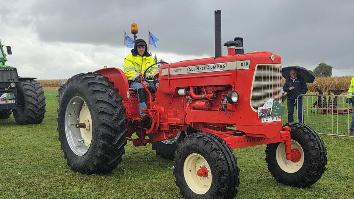 Allis Chalmers D 19 in typisch ‘Persian orange’ kleur.