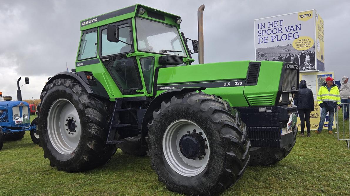 Deutz-Fahr DX 230.