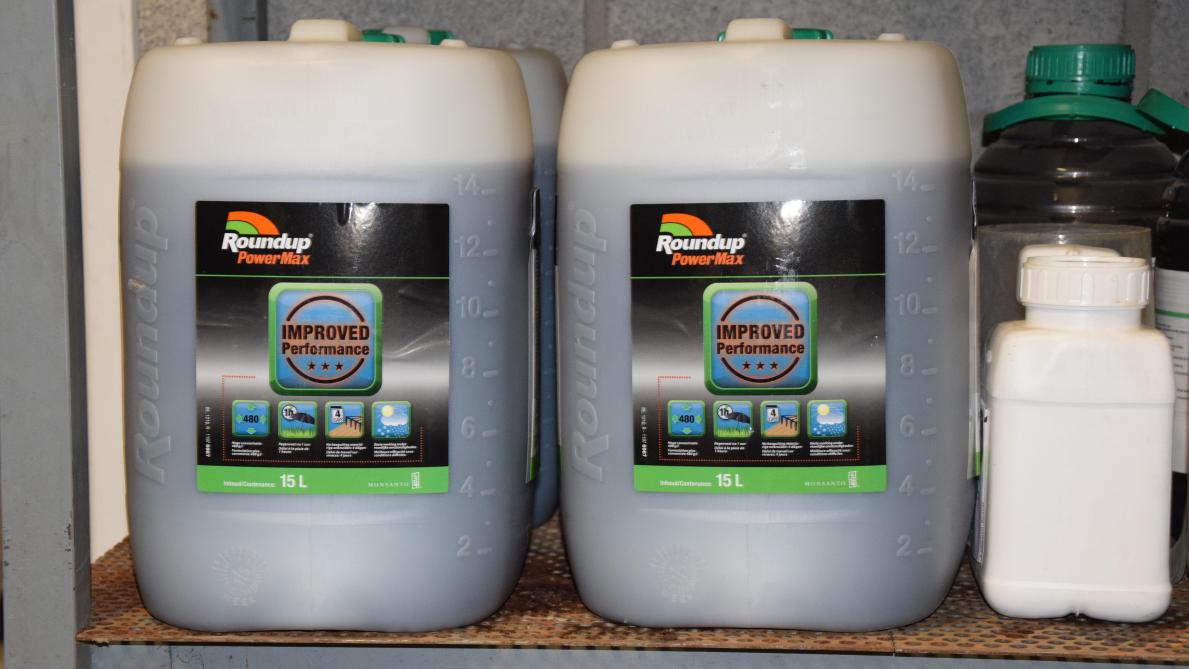 Glyfosaat is vooral bekend door het commerciële product Roundup, dat door Monsanto werd ontwikkeld en intussen door Bayer wordt verdeeld.