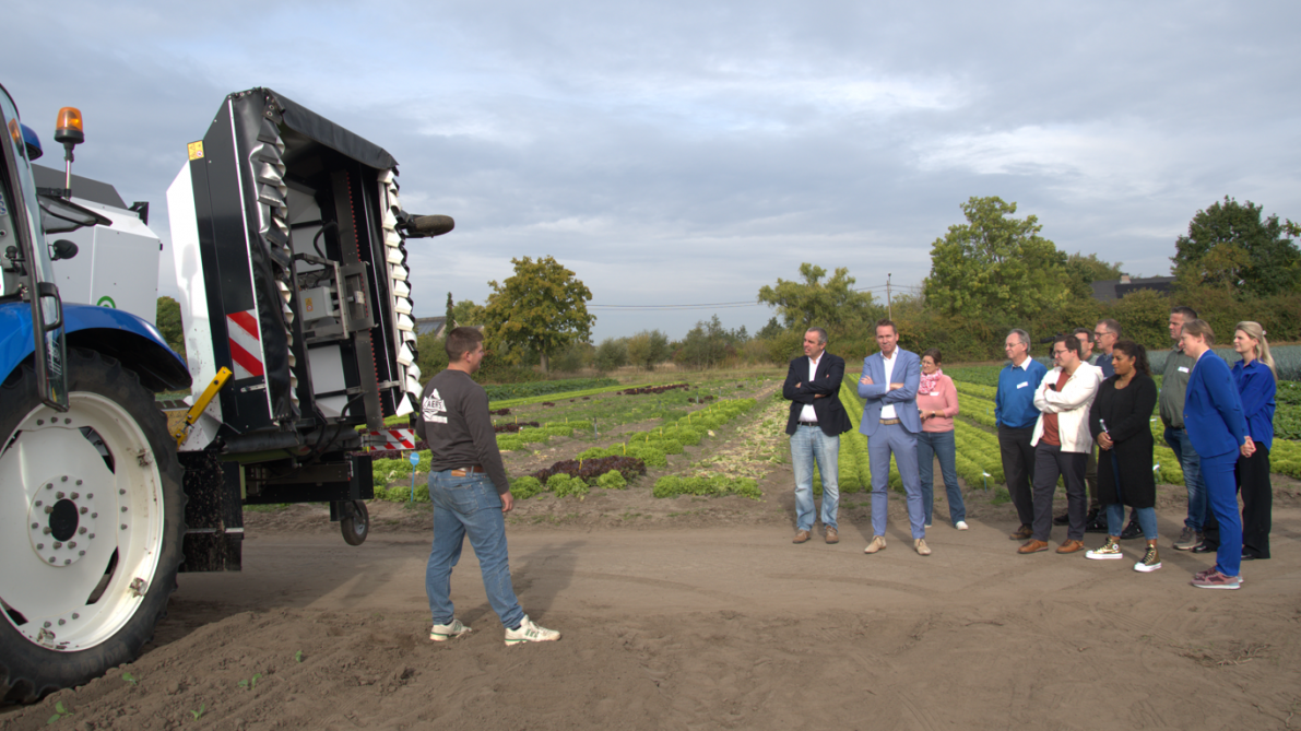 Tijdens de rondleiding kreeg het officiële gezelschap onder meer de autonome robot voor precisielandbouw Ecorobotix te zien.