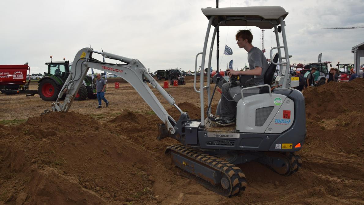 Deze Takeuchi-graafmachine heeft een dubbele hydraulische pomp.