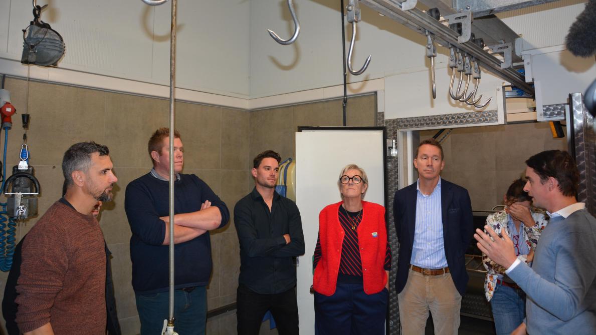 Bedrijfsleider Wouter Martens (uiterst rechts op de foto) leidde het gezelschap met minister Brouns rond in het microslachthuis van boerderij Martenshoeve in Alken.
