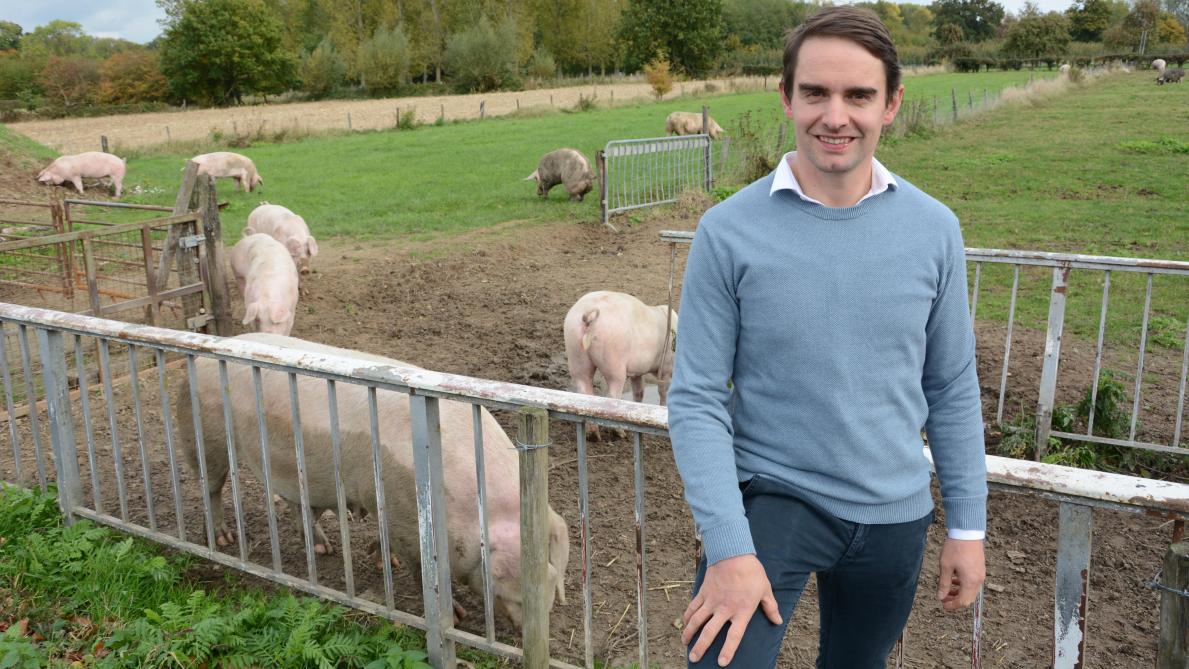Wouter Martens bij de buitenloopvarkens op boerderij Martenshoeve.