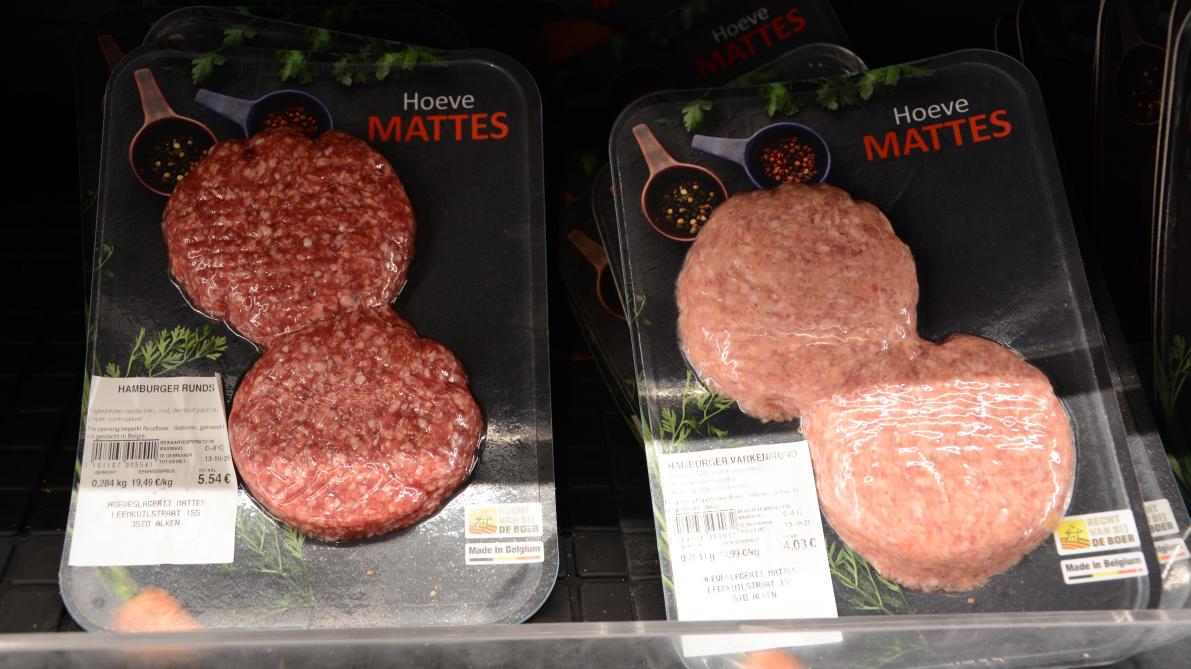 In de hoevewinkel worden heel wat verse en verpakte vleeswaren verkocht.