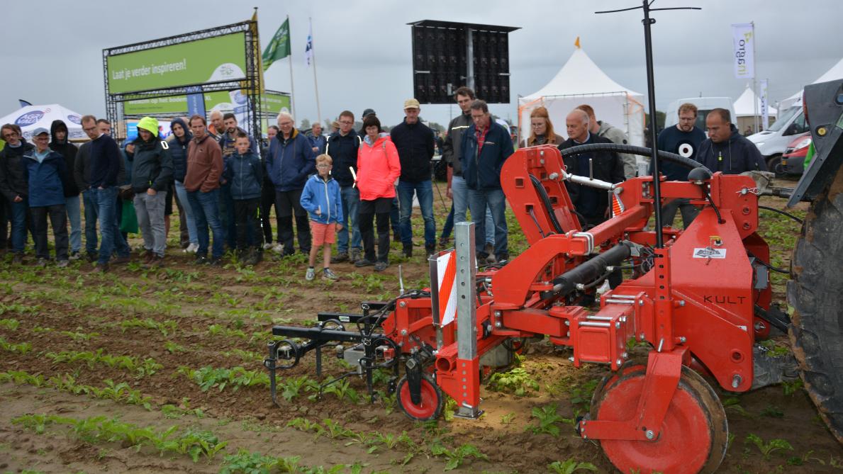 De Ullmanna-cameratechniek op de iScan-schoffel van de Duitse schoffelmachinefabrikant KULT-Kress bekijkt en beoordeelt elke plant in de rij individueel met een eigen camera.