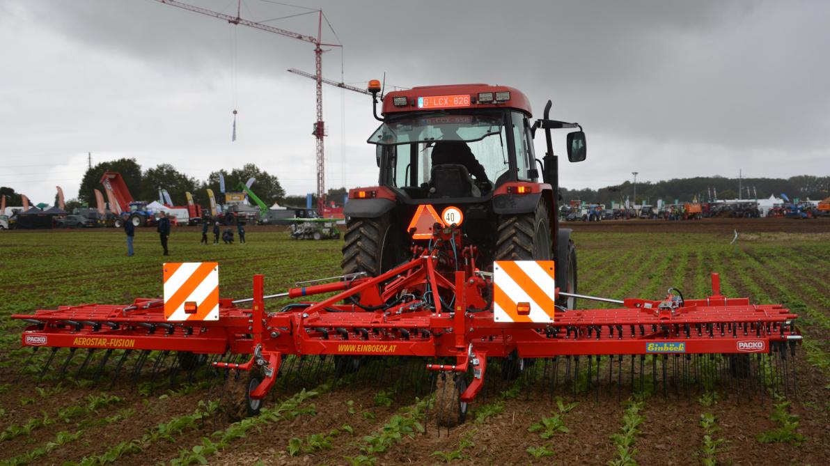 Uniek aan de Aerostar-Fusion-wiedeg van de Oostenrijkse fabrikant Einböck is dat de tanden op het einde van de kopakker tegen het frame kunnen drukken.