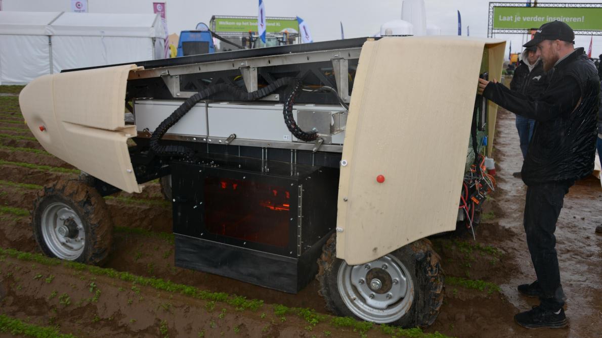 De autonome laserrobot Tor van Trabotyx was aan de zijkant opengemaakt, zodat je de blauwe laserstraal aan het werk kon zien.