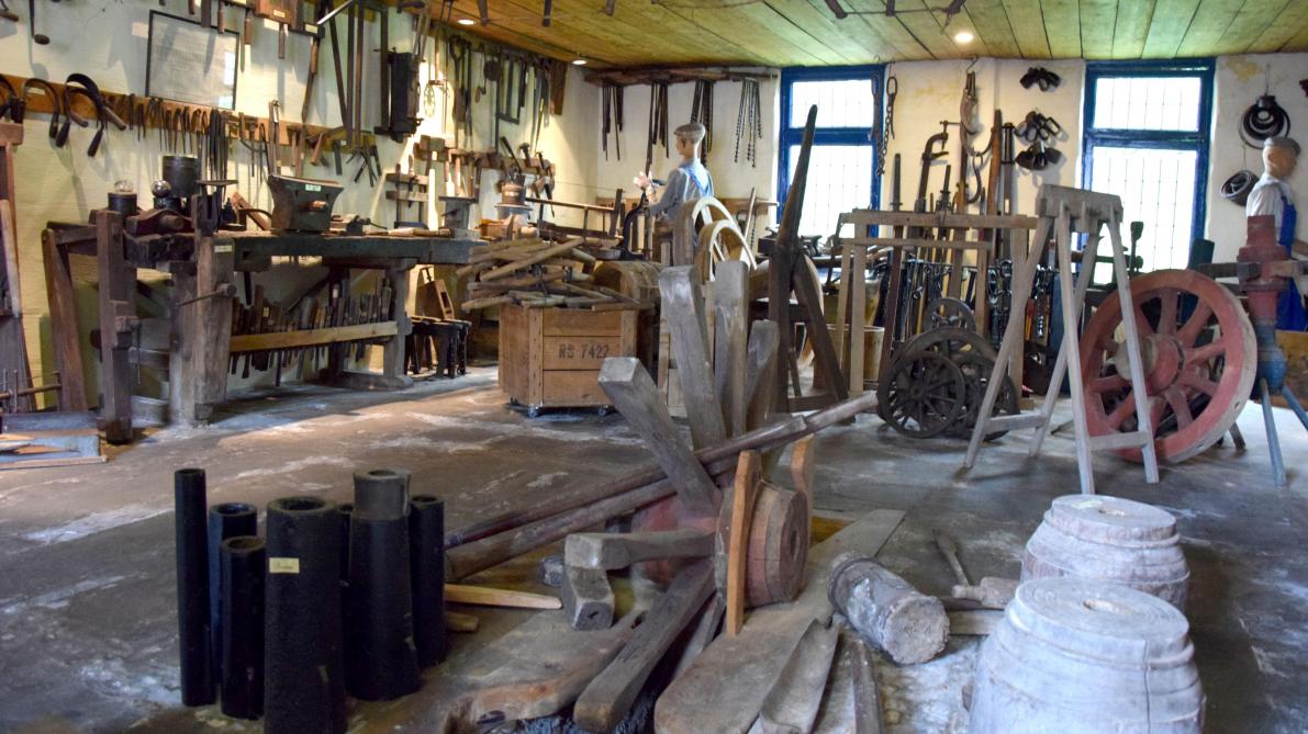 De historische wagenmakerij is een reconstructie van het bedrijf van de familie Henneman, dat destijds gehuisvest was in het centrum van Maldegem.