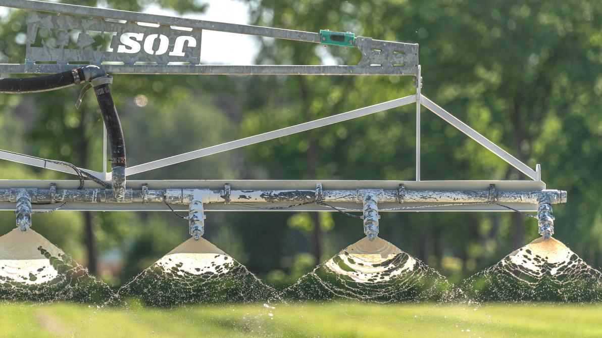 De spuitboom is uitgerust met speciale doppen voor een fijne dosering van de vloeibare kalk.