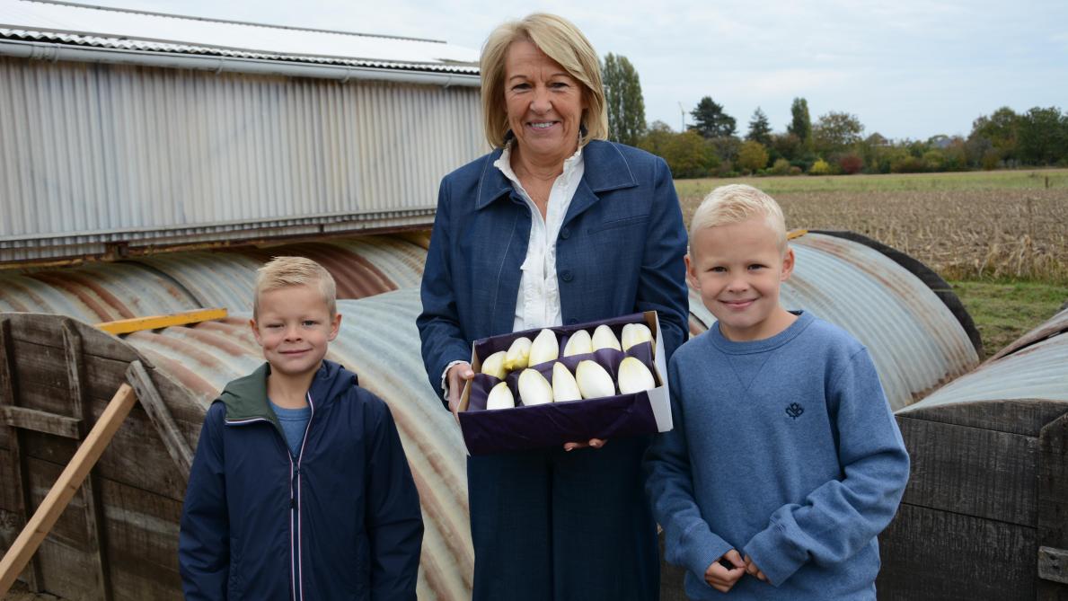 Grondwitloofteeltster Rita Marine met haar kleinkinderen Louis (links) en Jules Aenspeck (rechts).