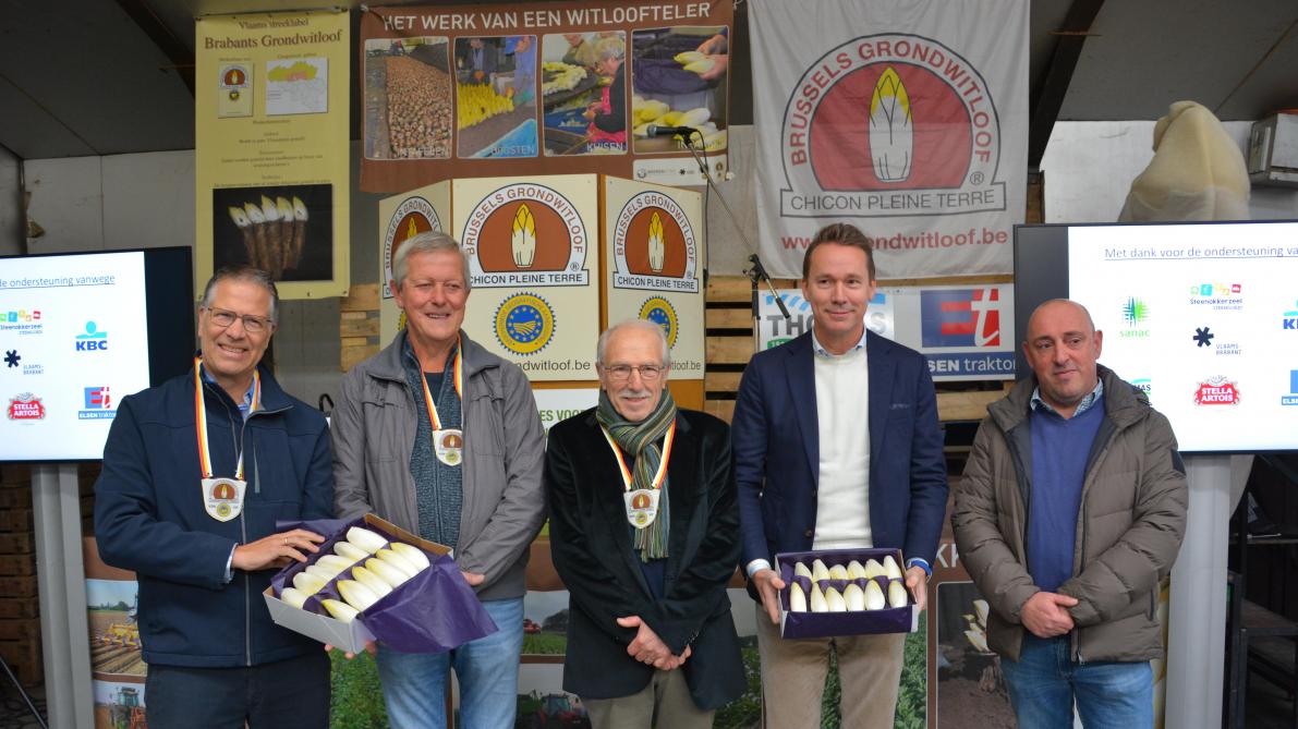 Vlaams-Brabants gedeputeerde voor Land- en tuinbouw en streekproducten Tom Dehaene (links op de foto) en Vlaams minister van Landbouw Jo Brouns kregen elk een doos grondwitloof mee.