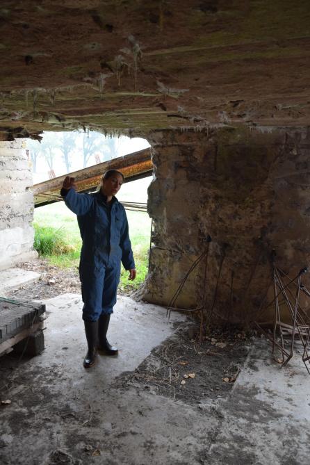 Susan Mahieu leidt ons rond in de bunker op het landbouwbedrijf in Hollebeke.