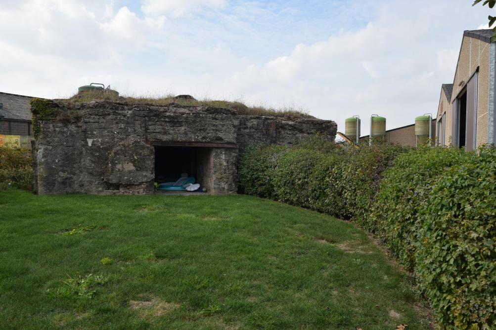 De kinderen van Heidi Soenen en Bart Schouteten bergen hun speelgoed op in de bunker op het landbouwbedrijf.