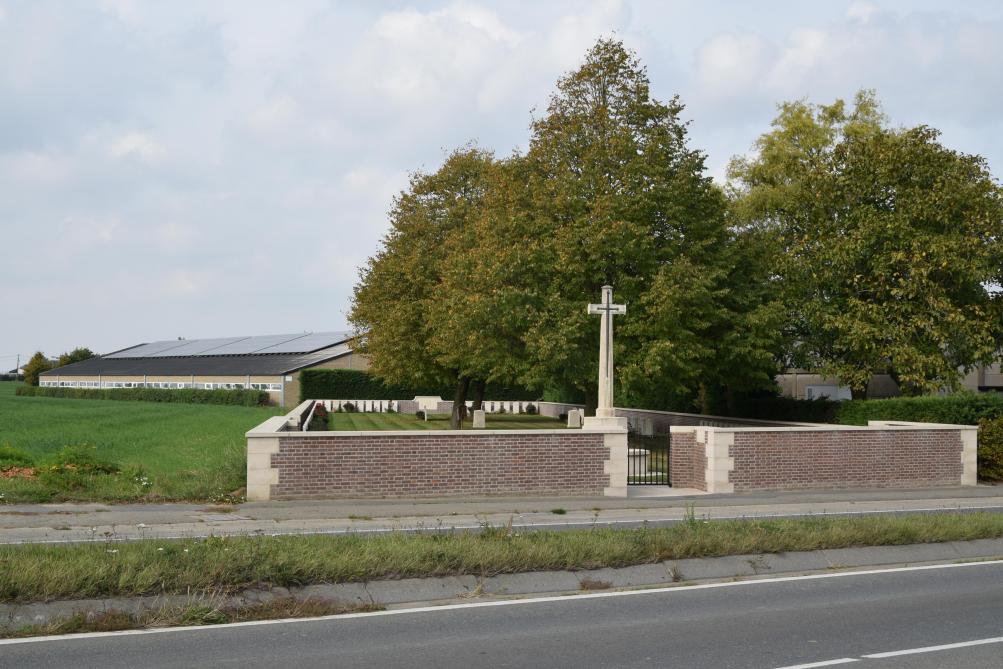 Het militaire kerkhof naast het landbouwbedrijf van Heidi Soenen en Bart Schouteten. Daarachter zie je de varkensstal.
