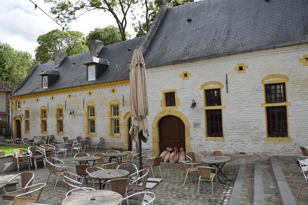 Het woonhuis werd verbouwd tot café. De gevel behield de typische beige/gele kleur, met okergeel rondom ramen en deuren.