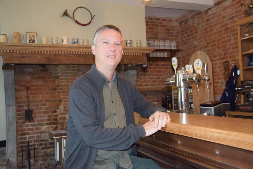 “In 2013 kochten de vorige eigenaars, Philippe Sergeant en zijn echtgenote, de gehele site. Sergeant verbouwde het woonhuis tot café en in de loods kwam er een B&B , legt Pascal Vanden Bossche uit.