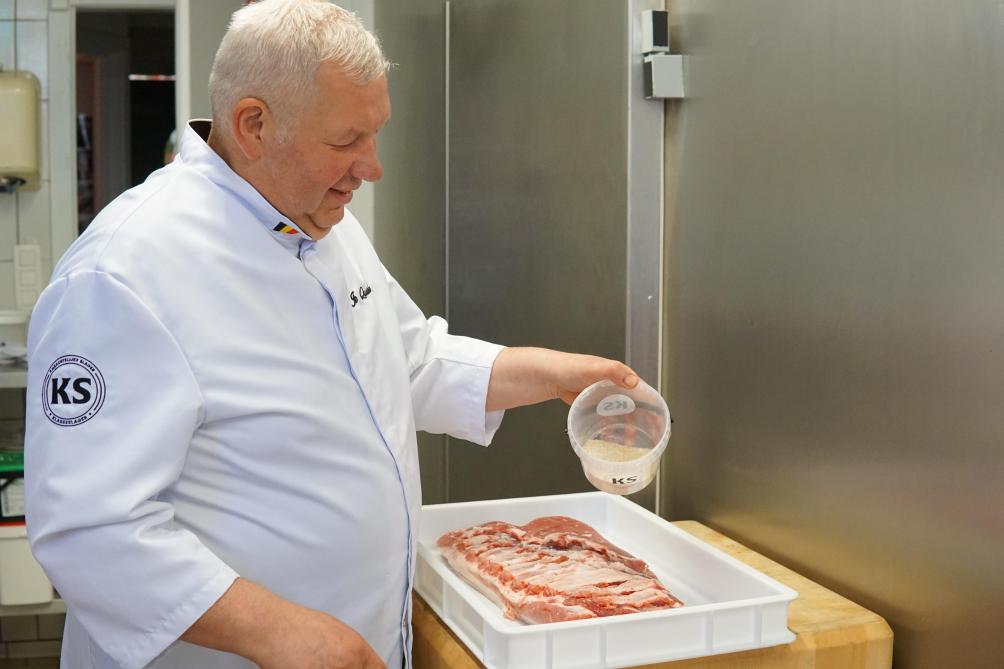 Gekookt spek roept bij een aantal klanten vooral nostalgie op. Slager Jo Quatacker heeft het recept verfijnd.