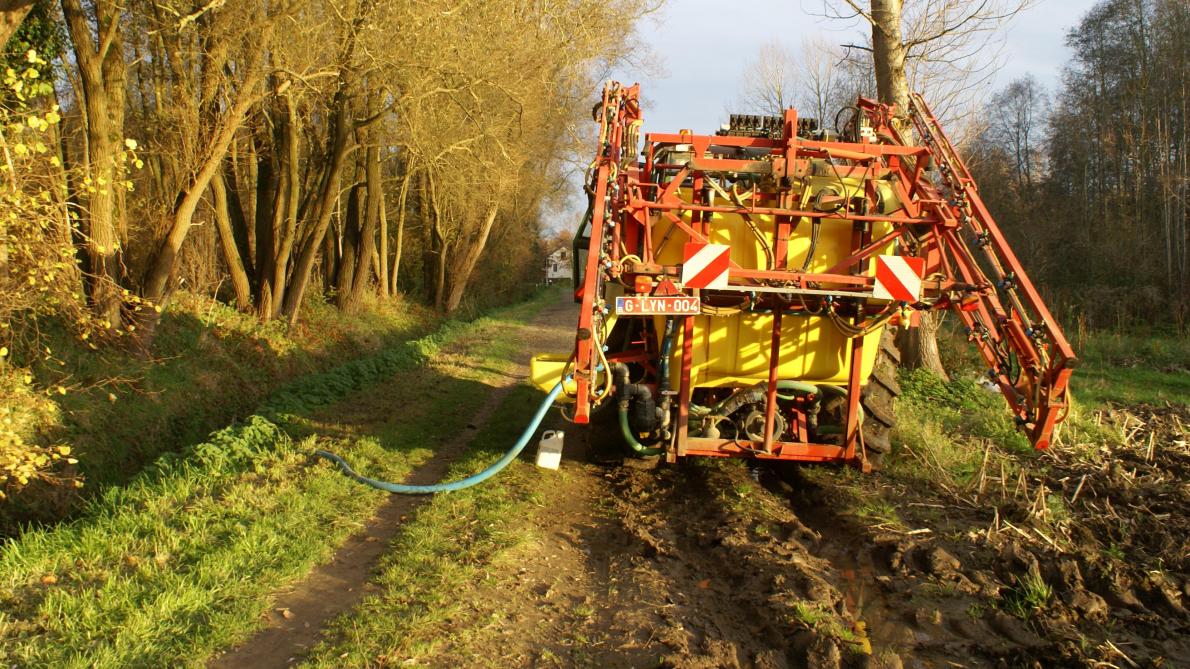 Vermijd puntvervuiling bij het vullen en spoelen van het spuittoestel.