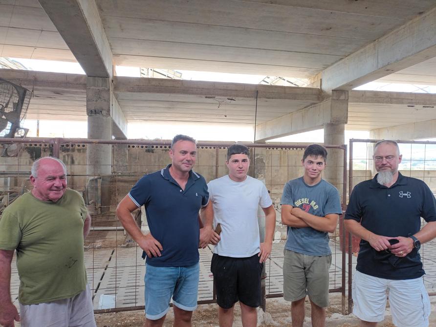 Benedikt Sas (uiterst rechts) met de familie Tabone.