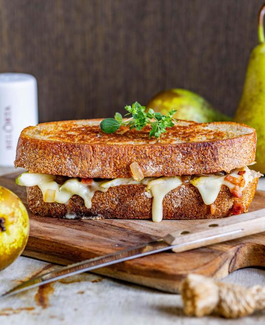 BelOrta lanceert nationale perengerechten. Hier een croque brie met peer.