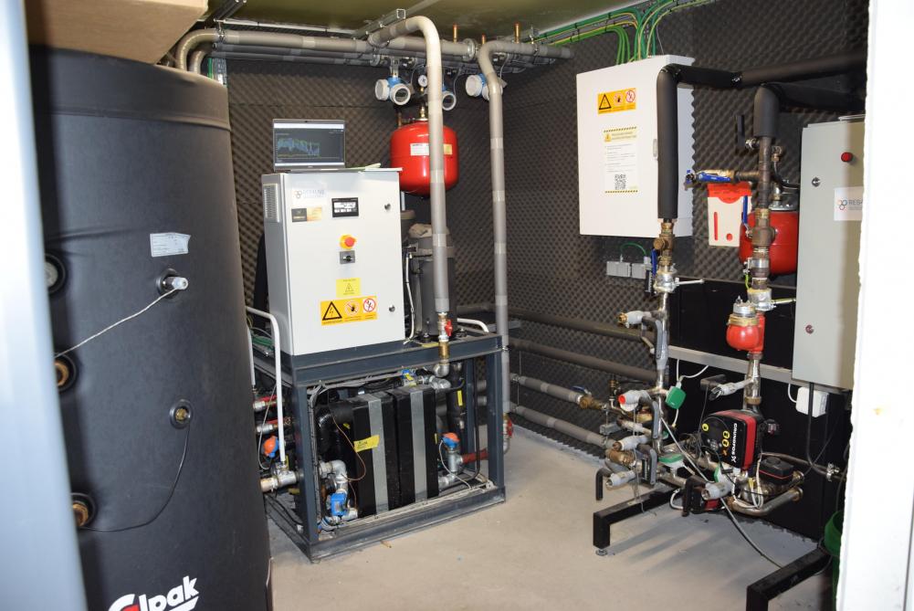 De nieuwe installatie bestaat uit een dubbele warmtepomp, PVT-panelen die tegelijk stroom en warmte leveren, en een thermisch opslagvat van 800 l.