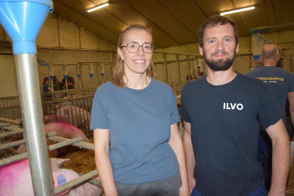 Sarah De Smet, coördinator van de Varkenscampus, en Thomas Martens, dagelijks beheer, gaven een uitgebreide rondleiding langs de verschillende afdelingen in de onderzoeksstal.