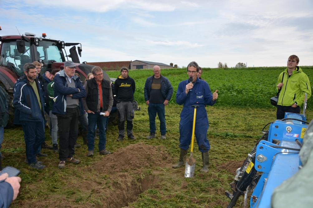 “Gebruik eerst je spade en kies daarna voor een bewerking van je perceel”, benadrukte Lieven Delanote, adviseur biologische landbouw bij Inagro.