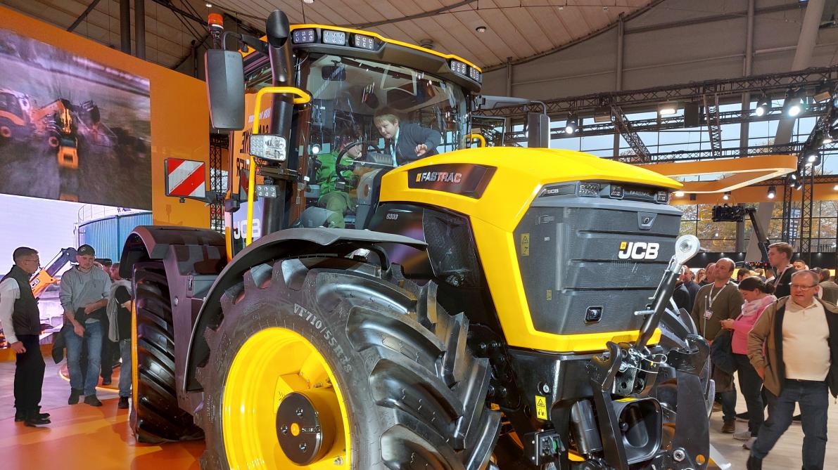 JCB komt met een  nieuwe Fastrac-serie,  die tussen de 2 huidige series is gepositioneerd.