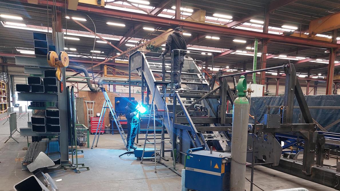 Sinds enkele jaren last en schildert Steeno meer en meer voor derden, zoals frames voor aardappelrooiers van AVR.