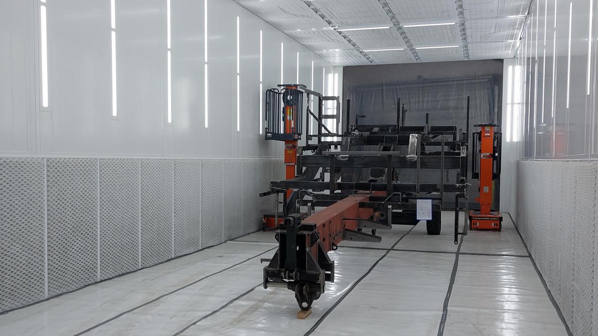 In de Steeno-fabriek in Geraardsbergen werd stevig geïnvesteerd de laatste jaren,  zoals in nieuwe spuitcabines.