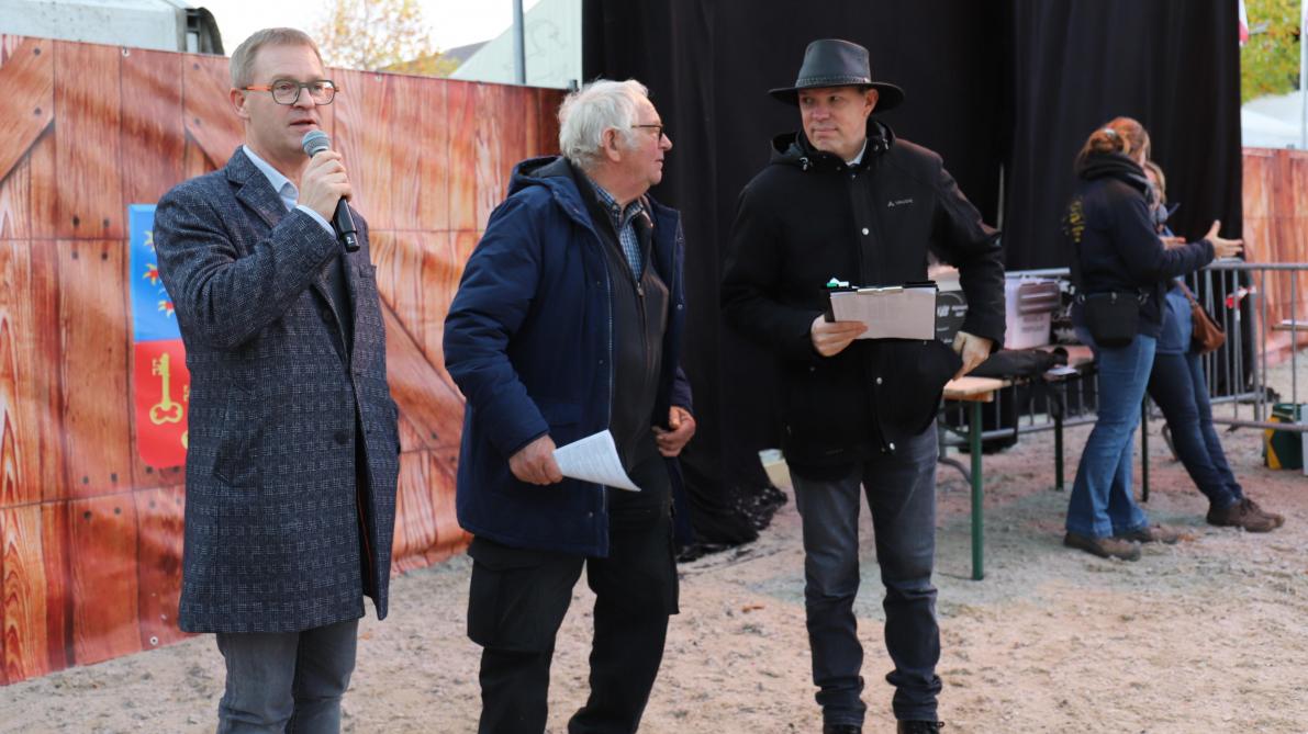 Van links naar rechts: schepen bevoegd voor de winterjaarmarkt Jan Van Den Bossche, speaker Marcel Marchand en voorzitter van Pakov Peter Van Melckebeke.
