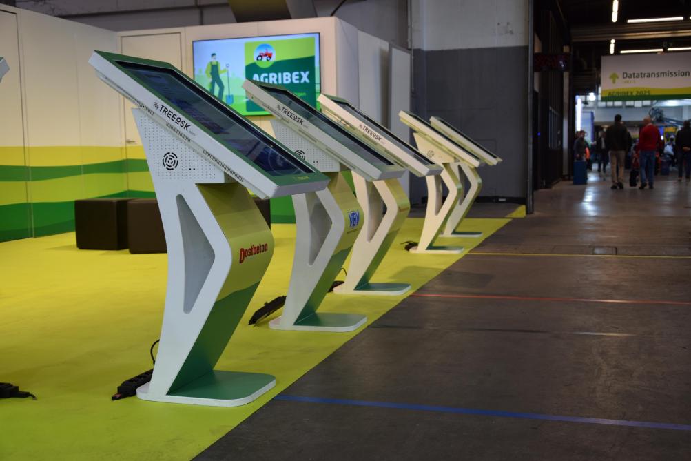 Bezoekers konden gekleurde lijnen volgen van de schermen die AER-technieken voorstellen tot de standen van de fabrikanten.