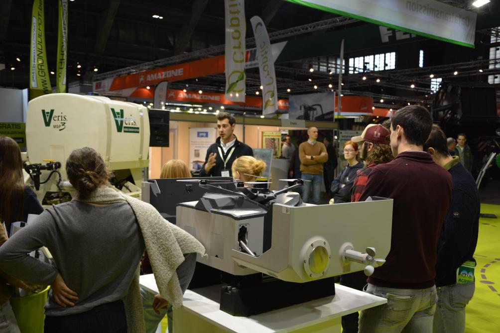 Aaron Van Gehuchten, expert Precisielandbouw en dronetoepassingen (ILVO), gaf uitleg bij het thema-eiland Datatransmissie.