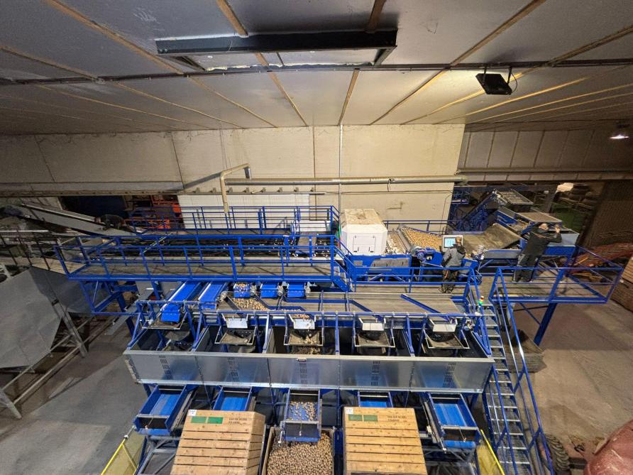 Met de U-Vision-aardappelsorteermachine kan Henry aardappelen op kwaliteit checken en de afmetingen tot op de millimeter meten.