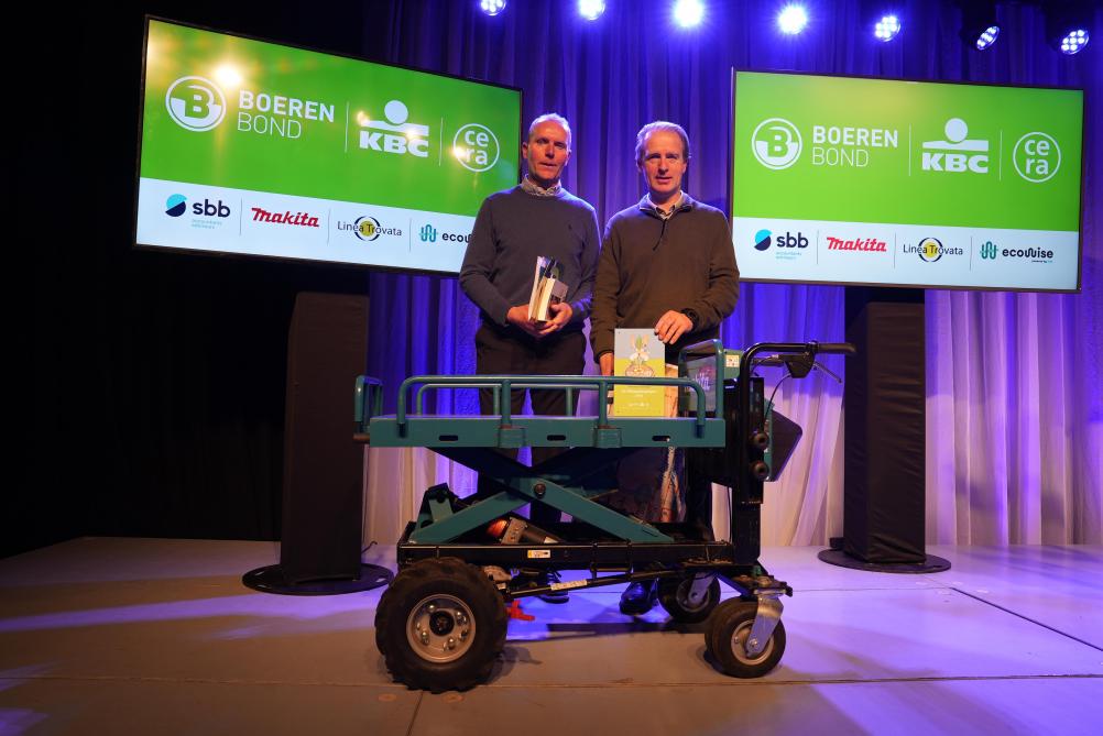 Jan en Patrick Van der Velpen winnen met hun fruitbedrijf de publieksprijs.