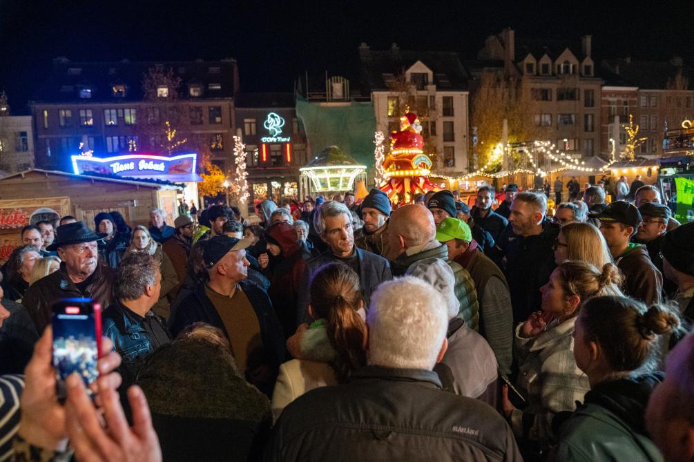 Burgemeester Holslag (Durf) nam de tijd om met landbouwers te praten tijdens het protest.