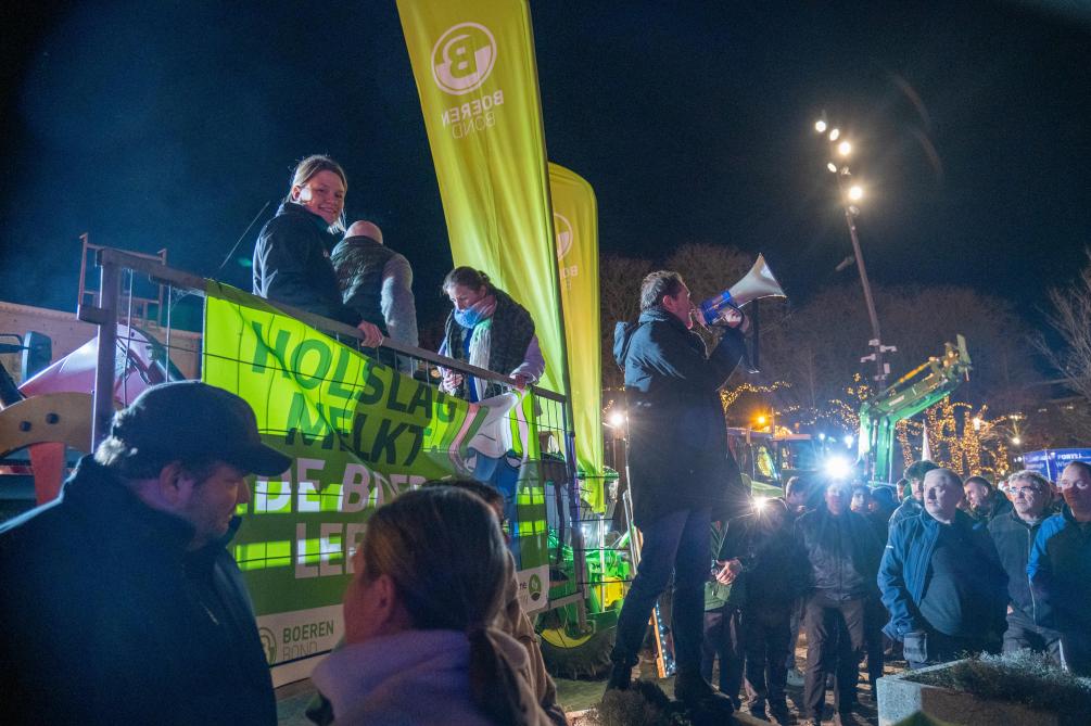 Holslag melkt de boer leeg , een van de slogans waarmee boze boeren donderdagavond naar het stadhuis van Tienen trokken.