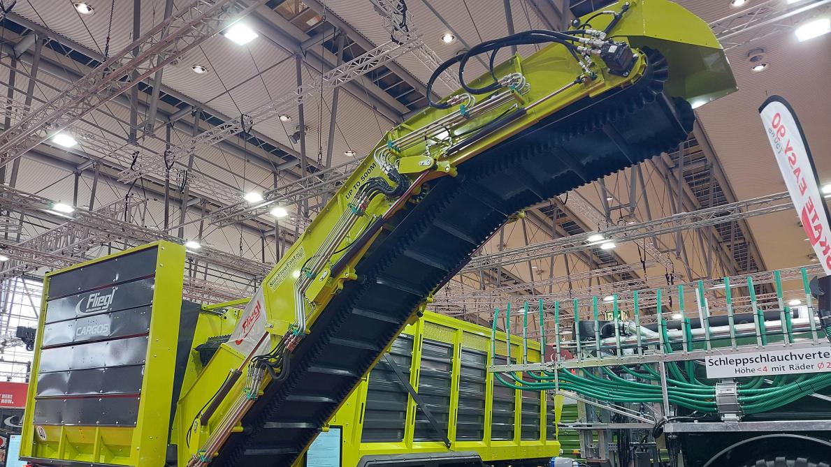 Fliegl bouwde een overlaadband aan zijn Cargos-opraapwagen.