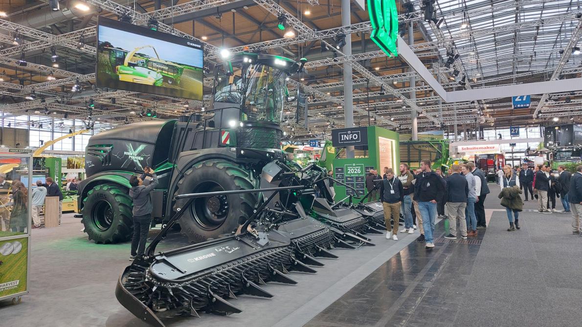 Krone BiG X in matzwarte jubileumuitvoering.