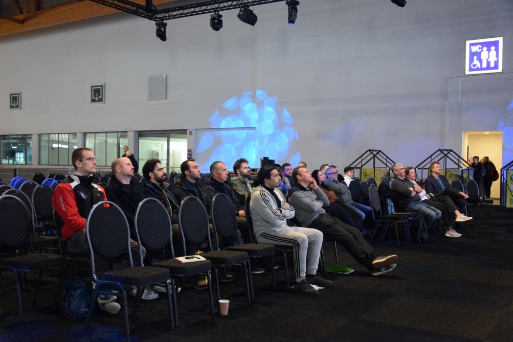 Een aantal werkzoekenden die een opleiding volgen bij de VDAB luisteren aandachtig naar waarom hun toekomst bij landbouwmachines ligt.